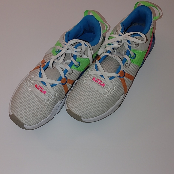 Nike Green and Blue Sneakers Sleek Modern Design - Picture 3 of 10